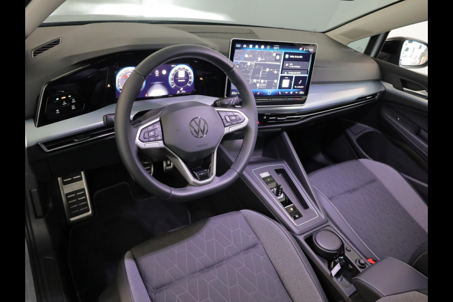 Volkswagen Golf 1.5 eTSI Life Edition GOAL 116 pk Automaat (DSG) | Verlengde garantie | Navigatie | Panoramadak | Parkeersensoren | Autom. airco (3 zones) | Stoelverwarming |