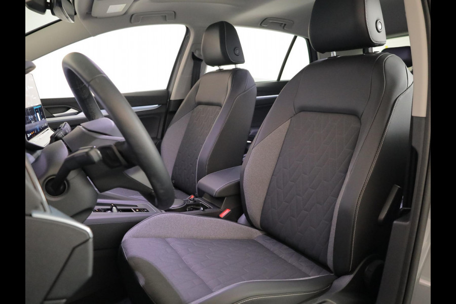 Volkswagen Golf 1.5 eTSI Life Edition GOAL 116 pk Automaat (DSG) | Verlengde garantie | Navigatie | Panoramadak | Parkeersensoren | Autom. airco (3 zones) | Stoelverwarming |