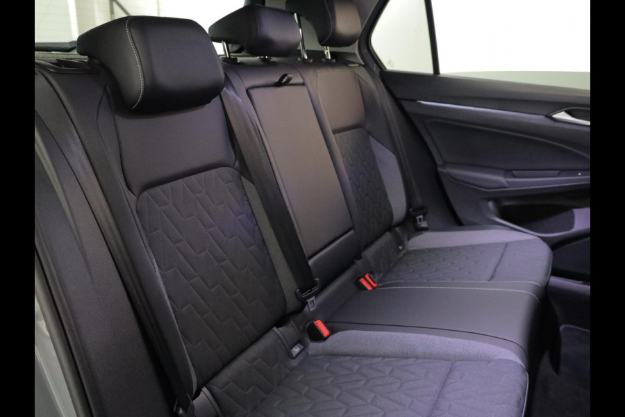 Volkswagen Golf 1.5 eTSI Life Edition GOAL 116 pk Automaat (DSG) | Verlengde garantie | Navigatie | Panoramadak | Parkeersensoren | Autom. airco (3 zones) | Stoelverwarming |