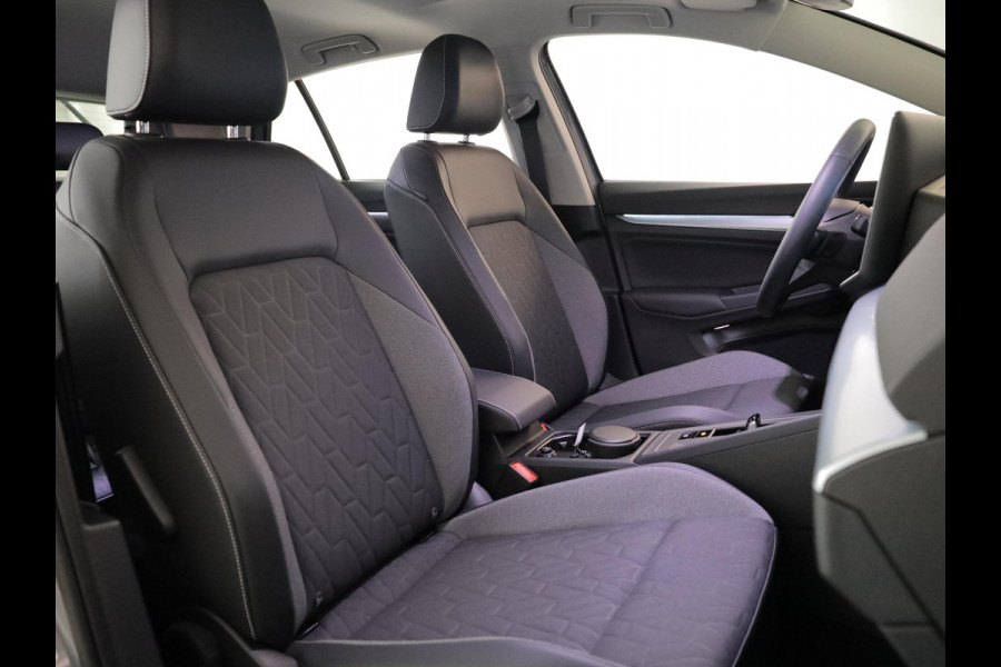 Volkswagen Golf 1.5 eTSI Life Edition GOAL 116 pk Automaat (DSG) | Verlengde garantie | Navigatie | Panoramadak | Parkeersensoren | Autom. airco (3 zones) | Stoelverwarming |