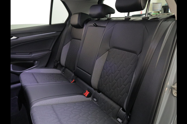 Volkswagen Golf 1.5 eTSI Life Edition GOAL 116 pk Automaat (DSG) | Verlengde garantie | Navigatie | Panoramadak | Parkeersensoren | Autom. airco (3 zones) | Stoelverwarming |