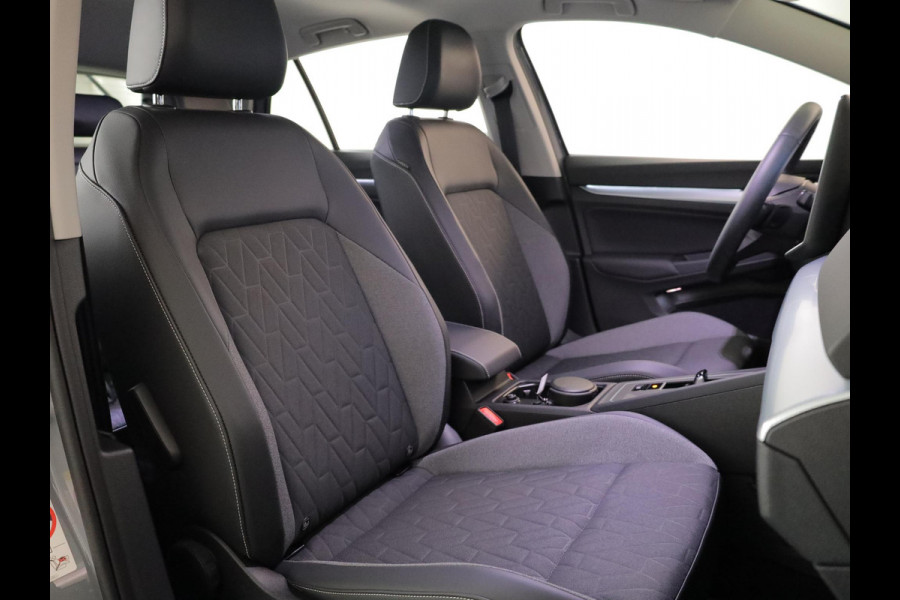 Volkswagen Golf 1.5 eTSI Life Edition GOAL 116 pk Automaat (DSG) | Verlengde garantie | Navigatie | Panoramadak | Parkeersensoren | Autom. airco (3 zones) | Stoelverwarming |