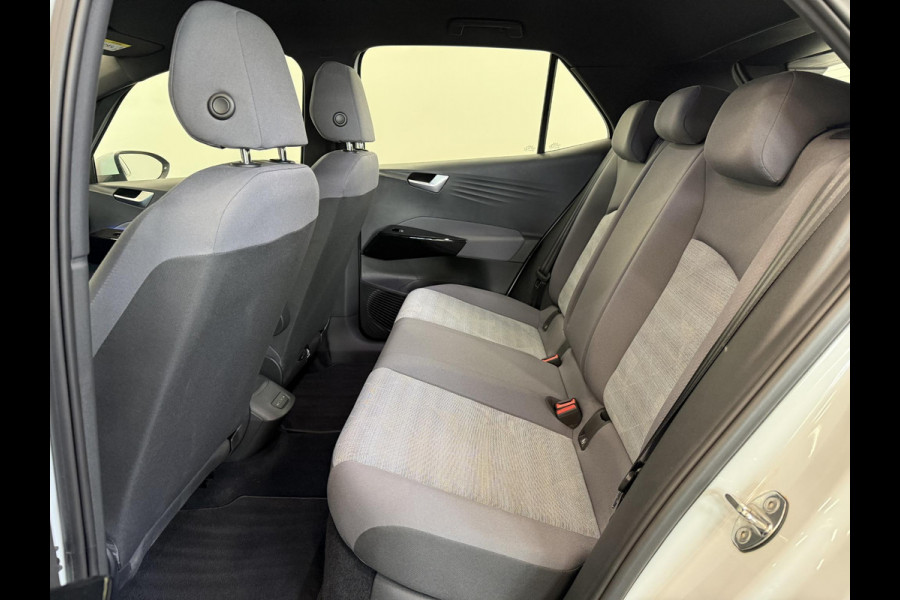 Volkswagen ID.3 Life 58 kWh SOH 92% Navigatie Apple Carplay Android Auto Parkeersensoren Adaptive Cruise Control Stoel- en stuurverwarming Climate Control