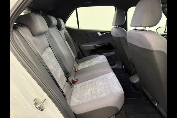 Volkswagen ID.3 Life 58 kWh SOH 92% Navigatie Apple Carplay Android Auto Parkeersensoren Adaptive Cruise Control Stoel- en stuurverwarming Climate Control