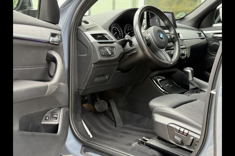 BMW X1 xDrive25e High Ex. M-Sport |Pano|ACC|HUD|Memory|Cam|Trekhaak|Sfeer|19"