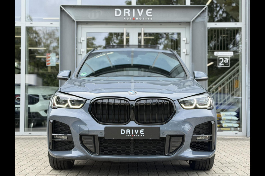 BMW X1 xDrive25e High Ex. M-Sport |Pano|ACC|HUD|Memory|Cam|Trekhaak|Sfeer|19"