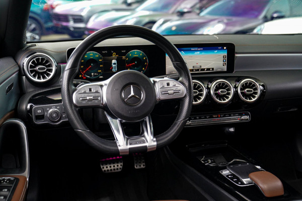 Mercedes-Benz A-Klasse 200 AMG / A35 Look | Panorama | Luxe Leder | Stoelverwarming | Sfeerverlichting | 360 cam | Cruise control