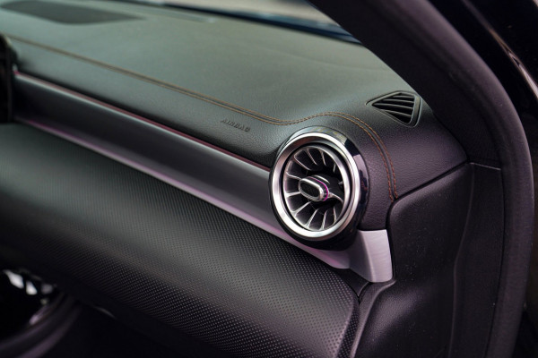 Mercedes-Benz A-Klasse 200 AMG / A35 Look | Panorama | Luxe Leder | Stoelverwarming | Sfeerverlichting | 360 cam | Cruise control