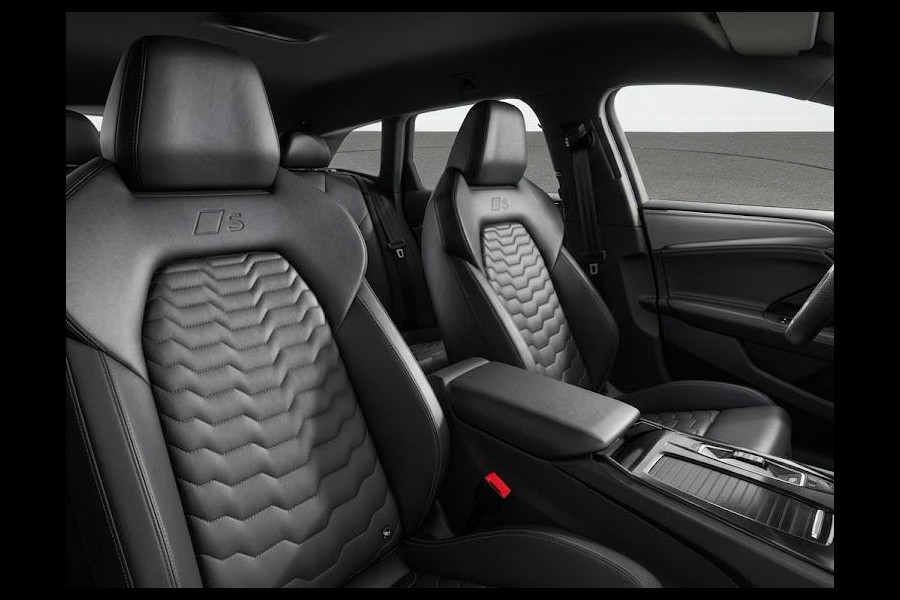 Audi A6 Avant e-tron S edition 83 kWh 286 pk | Sportstoel leder zwart | Trekhaak, elektr. wegklapbaar | Optiekpakket zwart-glanzend | Privacy glas |