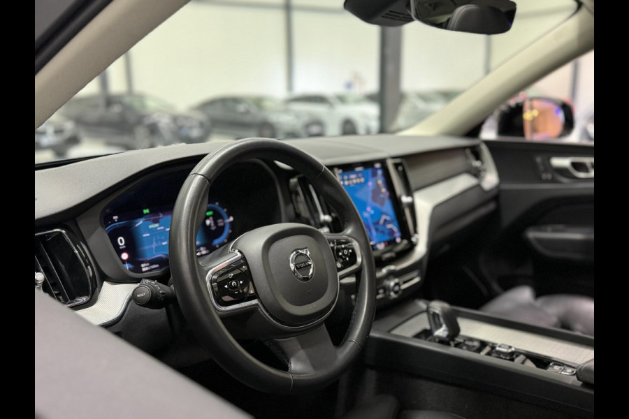 Volvo XC60 T6 PHEV AWD 350pk. Plus Dark SOH 100%| Pano | Trekhaak | Memory | 360° | ACC