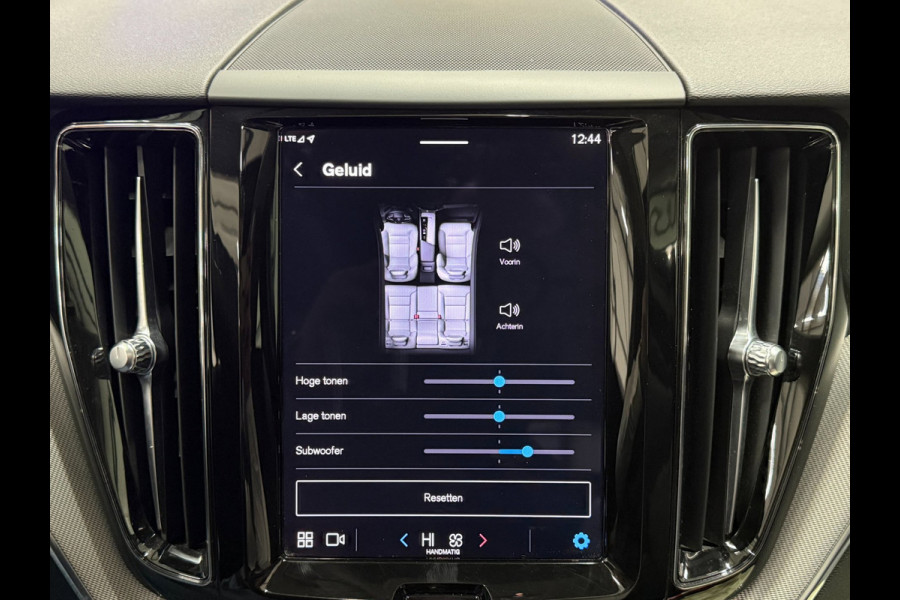 Volvo XC60 T6 PHEV AWD 350pk. Plus Dark SOH 100%| Pano | Trekhaak | Memory | 360° | ACC