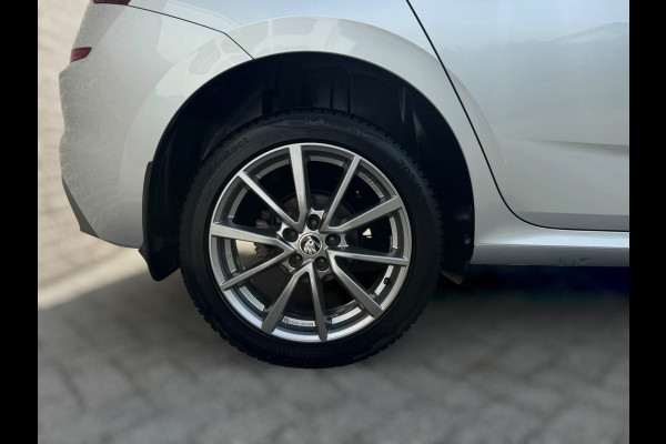 Škoda Kamiq 1.0 TSI Ambition TREKHAAK UITKLAPBAAR / CAMERA / ADAPTIEVE CRUISE CONTROL / 4-SEIZOENBAND / STOELV. / LED / SMART LINK