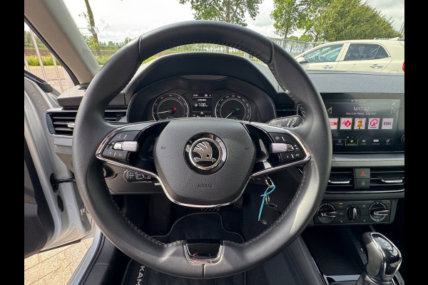 Škoda Kamiq 1.0 TSI Ambition TREKHAAK UITKLAPBAAR / CAMERA / ADAPTIEVE CRUISE CONTROL / 4-SEIZOENBAND / STOELV. / LED / SMART LINK