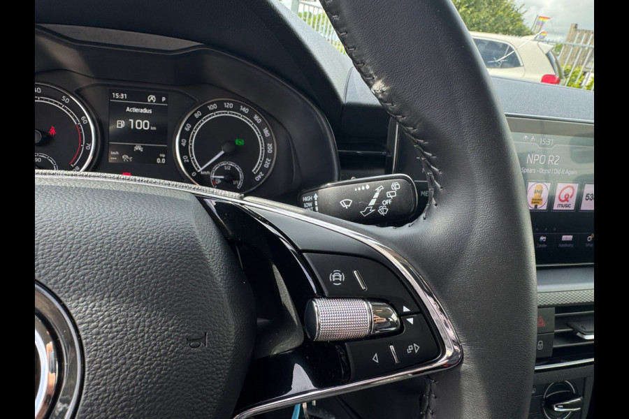 Škoda Kamiq 1.0 TSI Ambition TREKHAAK UITKLAPBAAR / CAMERA / ADAPTIEVE CRUISE CONTROL / 4-SEIZOENBAND / STOELV. / LED / SMART LINK