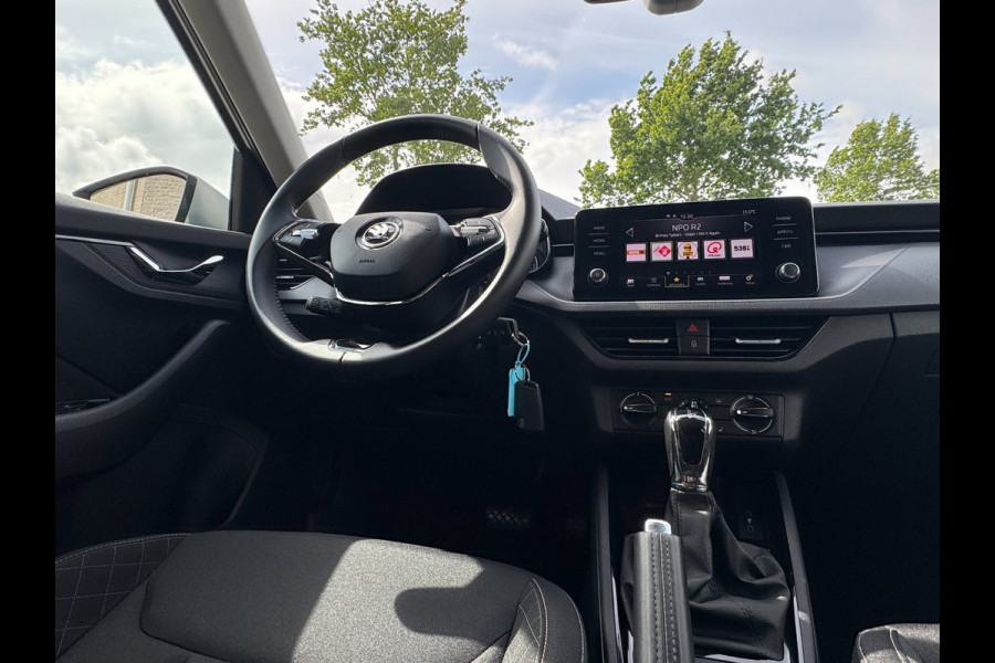 Škoda Kamiq 1.0 TSI Ambition TREKHAAK UITKLAPBAAR / CAMERA / ADAPTIEVE CRUISE CONTROL / 4-SEIZOENBAND / STOELV. / LED / SMART LINK