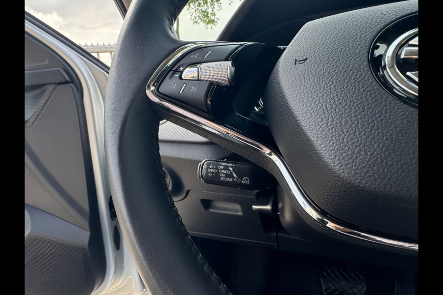 Škoda Kamiq 1.0 TSI Ambition TREKHAAK UITKLAPBAAR / CAMERA / ADAPTIEVE CRUISE CONTROL / 4-SEIZOENBAND / STOELV. / LED / SMART LINK