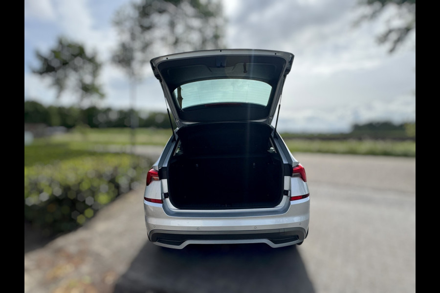 Škoda Kamiq 1.0 TSI Ambition TREKHAAK UITKLAPBAAR / CAMERA / ADAPTIEVE CRUISE CONTROL / 4-SEIZOENBAND / STOELV. / LED / SMART LINK