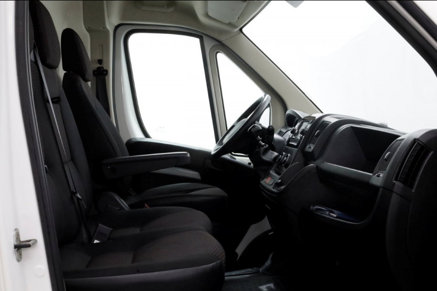 Peugeot Boxer 335 2.2 BlueHDi 120pk L2H2 Premium Airco/Navi/Inrichting 12-2020