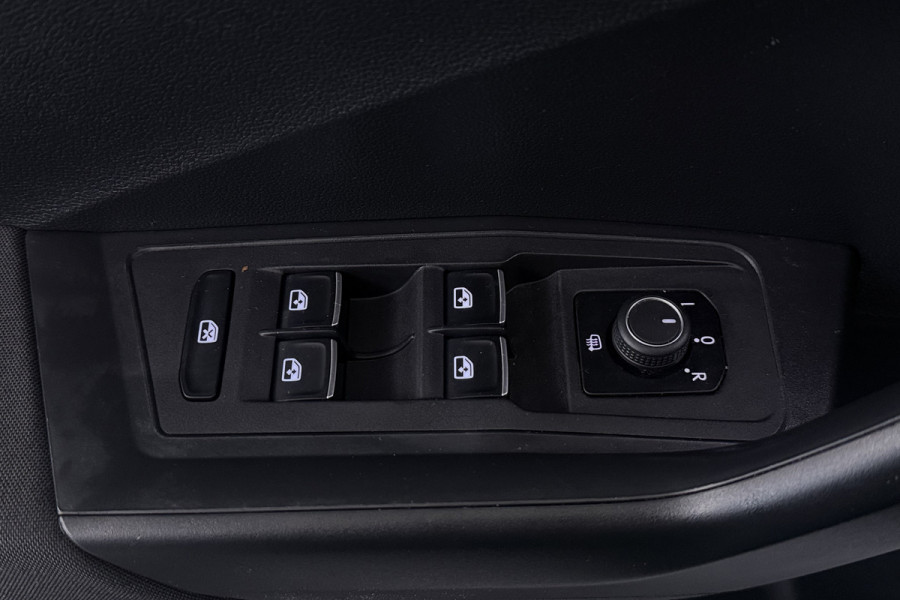 Volkswagen T-Roc 1.5 TSI Style Automaat (NAVIGATIE, PARKEERSENSOREN, CARPLAY, STUURBEDIENING)