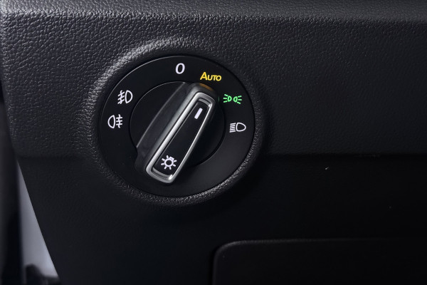 Volkswagen T-Roc 1.5 TSI Style Automaat (NAVIGATIE, PARKEERSENSOREN, CARPLAY, STUURBEDIENING)
