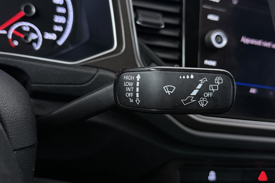 Volkswagen T-Roc 1.5 TSI Style Automaat (NAVIGATIE, PARKEERSENSOREN, CARPLAY, STUURBEDIENING)