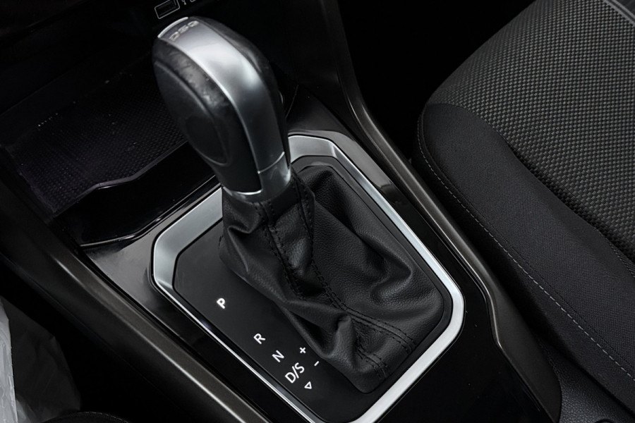 Volkswagen T-Roc 1.5 TSI Style Automaat (NAVIGATIE, PARKEERSENSOREN, CARPLAY, STUURBEDIENING)