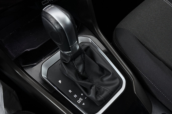 Volkswagen T-Roc 1.5 TSI Style Automaat (NAVIGATIE, PARKEERSENSOREN, CARPLAY, STUURBEDIENING)