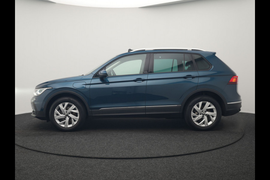 Volkswagen Tiguan 1.4 TSI eHybrid Active PHEV 245pk Dealer O.H. | Trekhaak Af Fabriek | Panodak | Adaptive Cruise | Camera | Voorstoelen Verwarmd | IQ Light | Sfeerverlichting | Stuur Verwarmd | Keyless | Blis | Apple Carplay | Plug In Hybrid |