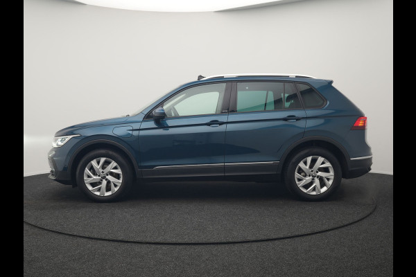 Volkswagen Tiguan 1.4 TSI eHybrid Active PHEV 245pk Dealer O.H. | Trekhaak Af Fabriek | Panodak | Adaptive Cruise | Camera | Voorstoelen Verwarmd | IQ Light | Sfeerverlichting | Stuur Verwarmd | Keyless | Blis | Apple Carplay | Plug In Hybrid |