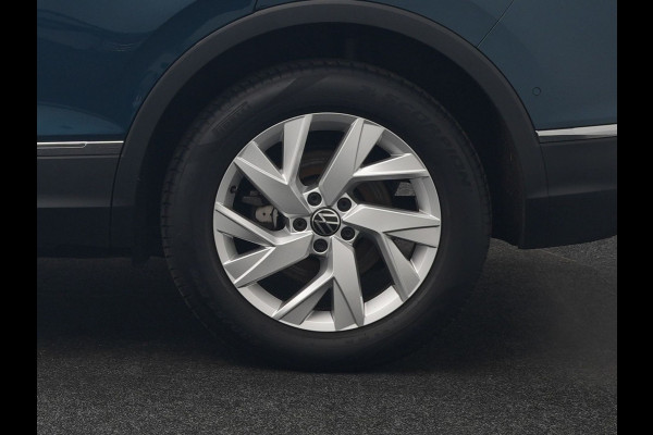 Volkswagen Tiguan 1.4 TSI eHybrid Active PHEV 245pk Dealer O.H. | Trekhaak Af Fabriek | Panodak | Adaptive Cruise | Camera | Voorstoelen Verwarmd | IQ Light | Sfeerverlichting | Stuur Verwarmd | Keyless | Blis | Apple Carplay | Plug In Hybrid |