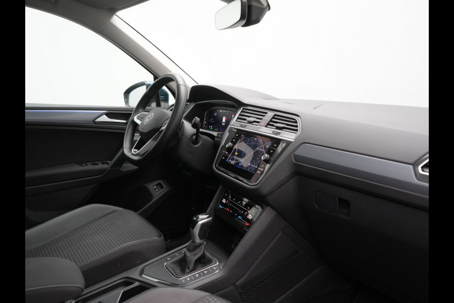 Volkswagen Tiguan 1.4 TSI eHybrid Active PHEV 245pk Dealer O.H. | Trekhaak Af Fabriek | Panodak | Adaptive Cruise | Camera | Voorstoelen Verwarmd | IQ Light | Sfeerverlichting | Stuur Verwarmd | Keyless | Blis | Apple Carplay | Plug In Hybrid |