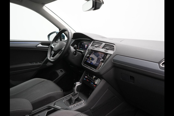 Volkswagen Tiguan 1.4 TSI eHybrid Active PHEV 245pk Dealer O.H. | Trekhaak Af Fabriek | Panodak | Adaptive Cruise | Camera | Voorstoelen Verwarmd | IQ Light | Sfeerverlichting | Stuur Verwarmd | Keyless | Blis | Apple Carplay | Plug In Hybrid |