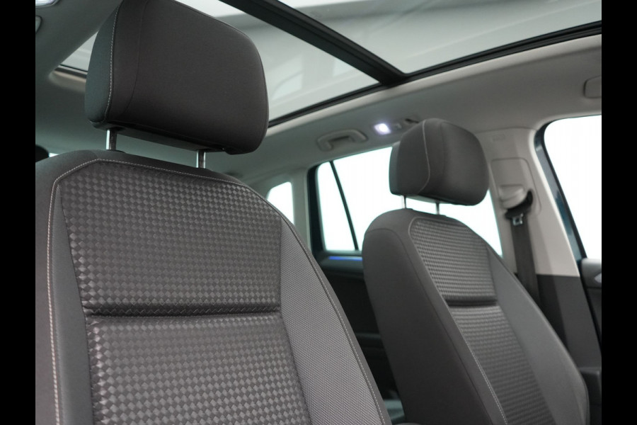 Volkswagen Tiguan 1.4 TSI eHybrid Active PHEV 245pk Dealer O.H. | Trekhaak Af Fabriek | Panodak | Adaptive Cruise | Camera | Voorstoelen Verwarmd | IQ Light | Sfeerverlichting | Stuur Verwarmd | Keyless | Blis | Apple Carplay | Plug In Hybrid |