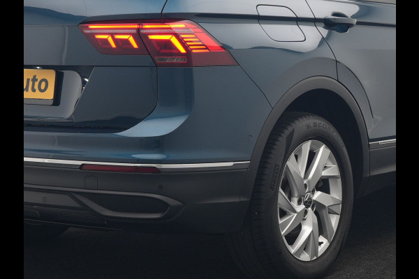 Volkswagen Tiguan 1.4 TSI eHybrid Active PHEV 245pk Dealer O.H. | Trekhaak Af Fabriek | Panodak | Adaptive Cruise | Camera | Voorstoelen Verwarmd | IQ Light | Sfeerverlichting | Stuur Verwarmd | Keyless | Blis | Apple Carplay | Plug In Hybrid |