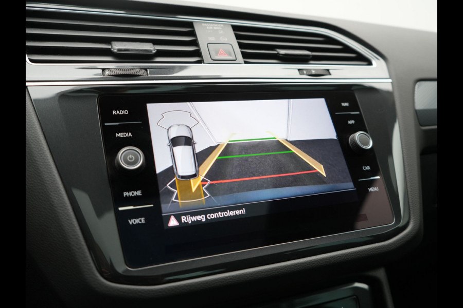 Volkswagen Tiguan 1.4 TSI eHybrid Active PHEV 245pk Dealer O.H. | Trekhaak Af Fabriek | Panodak | Adaptive Cruise | Camera | Voorstoelen Verwarmd | IQ Light | Sfeerverlichting | Stuur Verwarmd | Keyless | Blis | Apple Carplay | Plug In Hybrid |