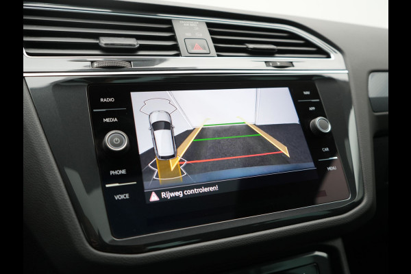 Volkswagen Tiguan 1.4 TSI eHybrid Active PHEV 245pk Dealer O.H. | Trekhaak Af Fabriek | Panodak | Adaptive Cruise | Camera | Voorstoelen Verwarmd | IQ Light | Sfeerverlichting | Stuur Verwarmd | Keyless | Blis | Apple Carplay | Plug In Hybrid |