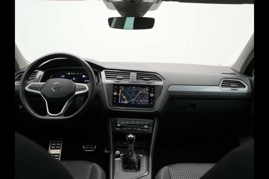 Volkswagen Tiguan 1.4 TSI eHybrid Active PHEV 245pk Dealer O.H. | Trekhaak Af Fabriek | Panodak | Adaptive Cruise | Camera | Voorstoelen Verwarmd | IQ Light | Sfeerverlichting | Stuur Verwarmd | Keyless | Blis | Apple Carplay | Plug In Hybrid |