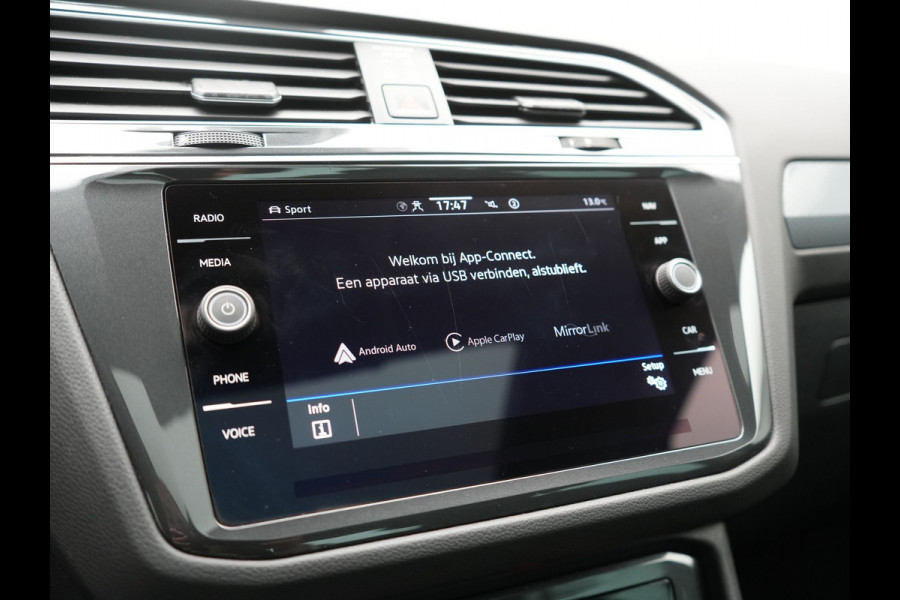 Volkswagen Tiguan 1.4 TSI eHybrid Active PHEV 245pk Dealer O.H. | Trekhaak Af Fabriek | Panodak | Adaptive Cruise | Camera | Voorstoelen Verwarmd | IQ Light | Sfeerverlichting | Stuur Verwarmd | Keyless | Blis | Apple Carplay | Plug In Hybrid |