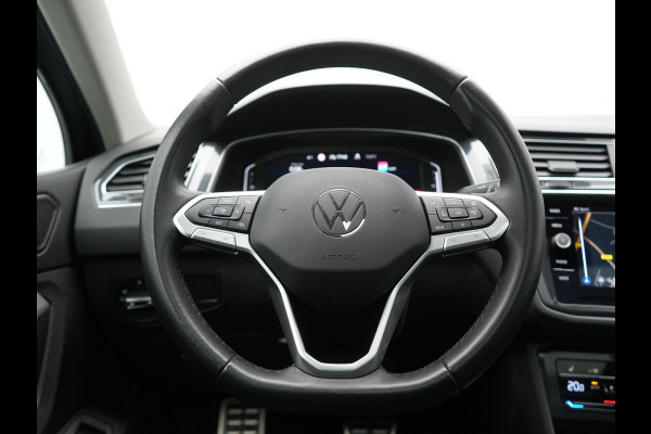 Volkswagen Tiguan 1.4 TSI eHybrid Active PHEV 245pk Dealer O.H. | Trekhaak Af Fabriek | Panodak | Adaptive Cruise | Camera | Voorstoelen Verwarmd | IQ Light | Sfeerverlichting | Stuur Verwarmd | Keyless | Blis | Apple Carplay | Plug In Hybrid |