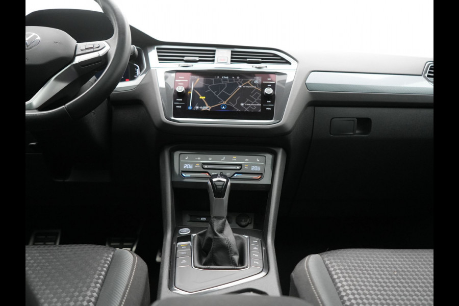 Volkswagen Tiguan 1.4 TSI eHybrid Active PHEV 245pk Dealer O.H. | Trekhaak Af Fabriek | Panodak | Adaptive Cruise | Camera | Voorstoelen Verwarmd | IQ Light | Sfeerverlichting | Stuur Verwarmd | Keyless | Blis | Apple Carplay | Plug In Hybrid |