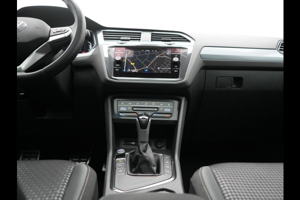 Volkswagen Tiguan 1.4 TSI eHybrid Active PHEV 245pk Dealer O.H. | Trekhaak Af Fabriek | Panodak | Adaptive Cruise | Camera | Voorstoelen Verwarmd | IQ Light | Sfeerverlichting | Stuur Verwarmd | Keyless | Blis | Apple Carplay | Plug In Hybrid |