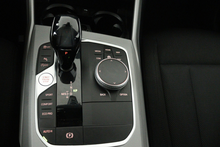 BMW 3 Serie 318i Executive Edition (NAVIGATIE, CARPLAY, LED, DEALER ONDERHOUDEN)