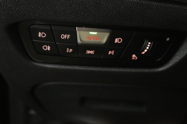 BMW 3 Serie 318i Executive Edition (NAVIGATIE, CARPLAY, LED, DEALER ONDERHOUDEN)