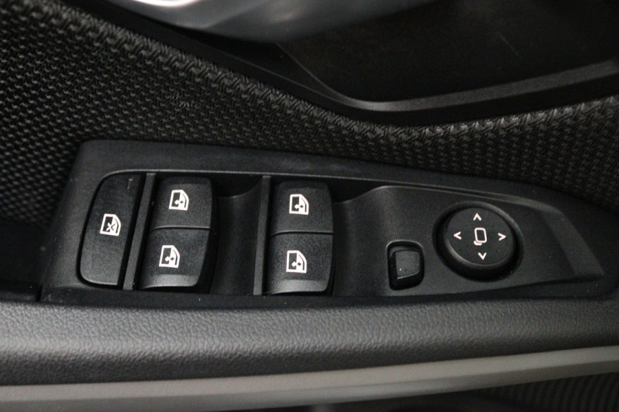 BMW 3 Serie 318i Executive Edition (NAVIGATIE, CARPLAY, LED, DEALER ONDERHOUDEN)