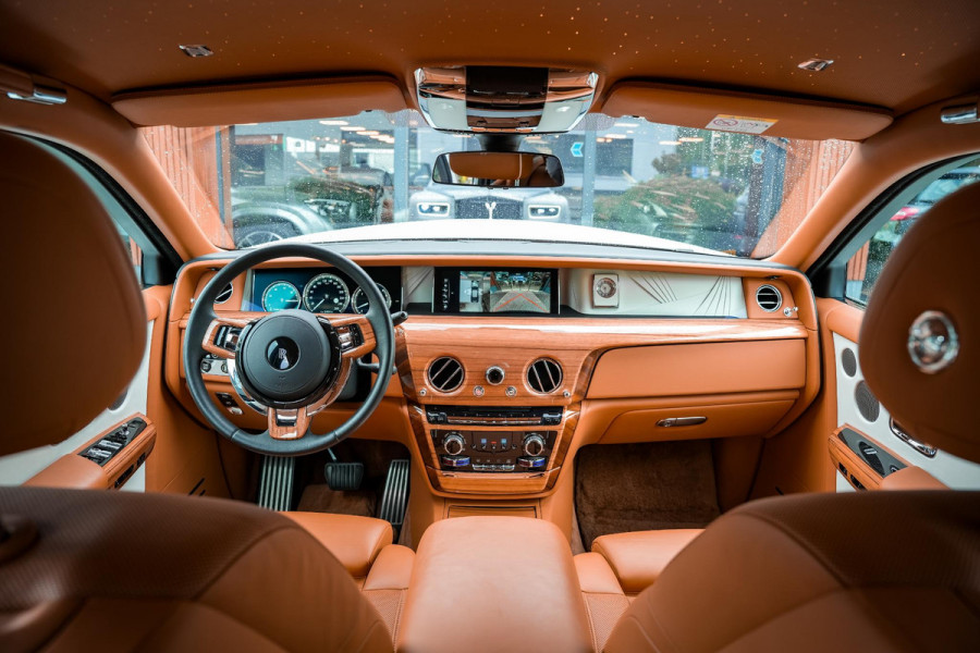 Rolls-Royce Phantom 6.7 V12 Starlight Headliner Rear Theatre Individual Rear Seats 22-Inch Polished Wheels
