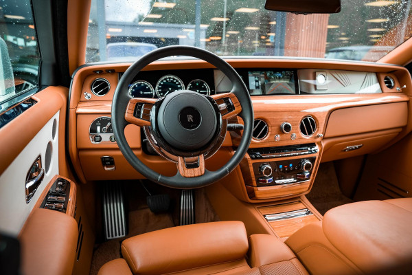 Rolls-Royce Phantom 6.7 V12 Starlight Headliner Rear Theatre Individual Rear Seats 22-Inch Polished Wheels