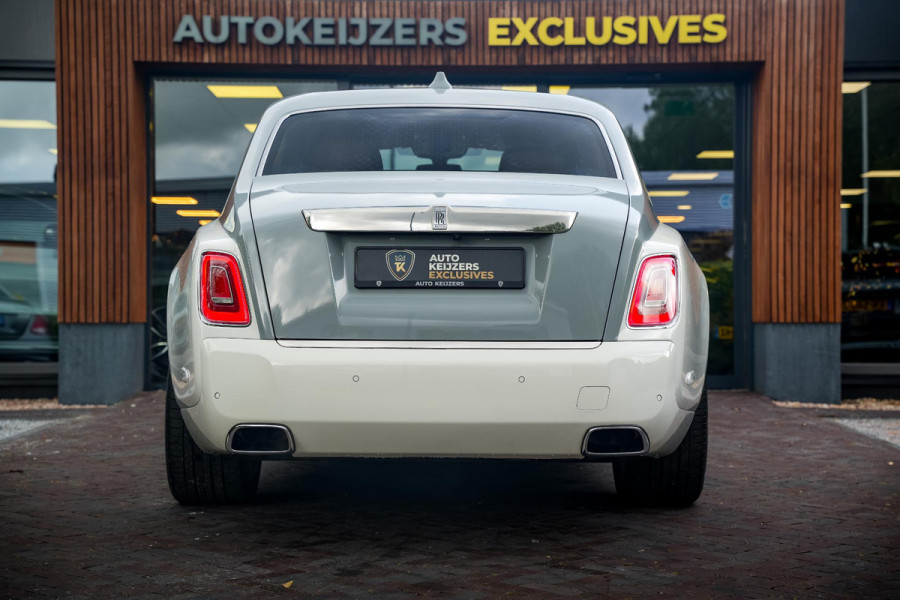 Rolls-Royce Phantom 6.7 V12 Starlight Headliner Rear Theatre Individual Rear Seats 22-Inch Polished Wheels