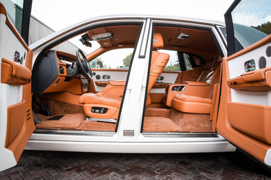 Rolls-Royce Phantom 6.7 V12 Starlight Headliner Rear Theatre Individual Rear Seats 22-Inch Polished Wheels