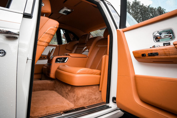 Rolls-Royce Phantom 6.7 V12 Starlight Headliner Rear Theatre Individual Rear Seats 22-Inch Polished Wheels