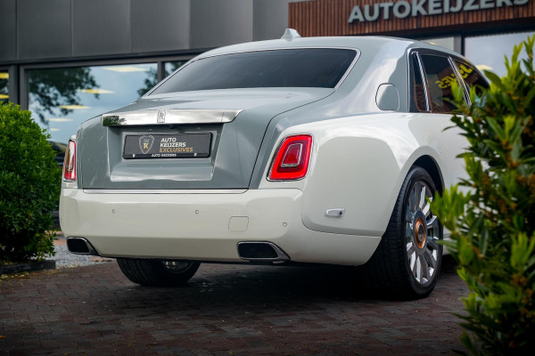 Rolls-Royce Phantom 6.7 V12 Starlight Headliner Rear Theatre Individual Rear Seats 22-Inch Polished Wheels